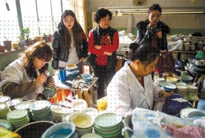 昨日，游客在觀看景泰藍(lán)制作。
