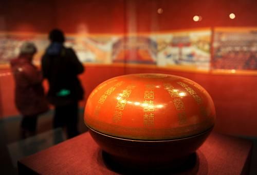 1月15日，清宮舊藏“燕喜同和”款礬紅地金彩雙“喜”字圓盒在首都博物館展出。新華社記者 羅曉光 攝