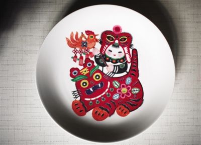 具有剪紙風(fēng)格的刻瓷作品。