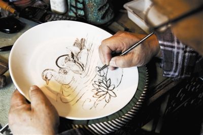 用鉆石刀刻瓷就像用畫筆作畫一樣，“持刀如持筆”。