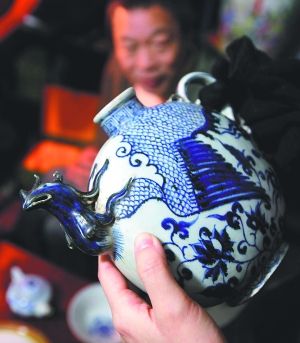 “樊家井”是景德鎮(zhèn)中低端仿品生產(chǎn)和批發(fā)基地，圖為仿元青花鳳首壺。